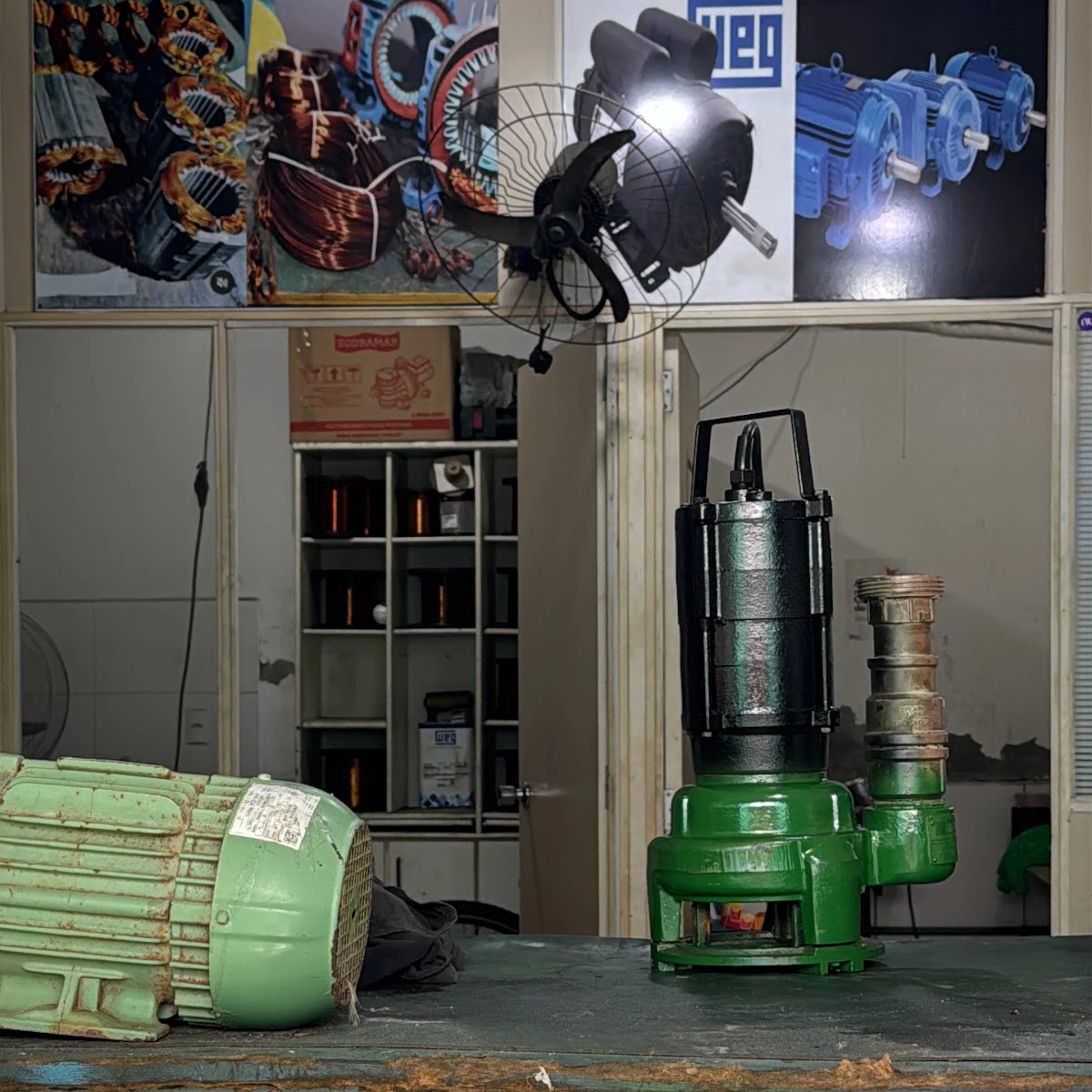 Motores elétricos e motobomba em oficina.