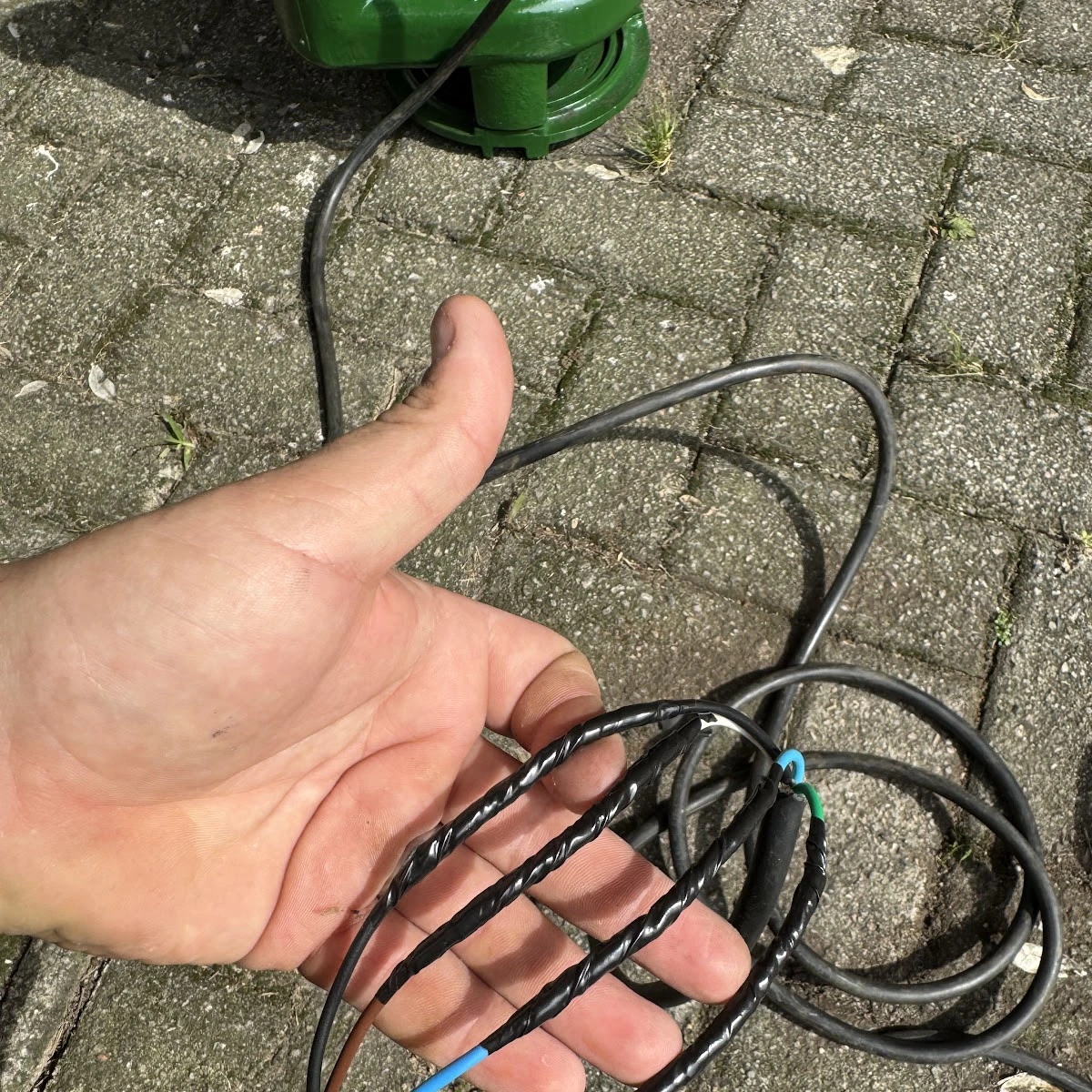Cabeamento de motobomba em manutenção.