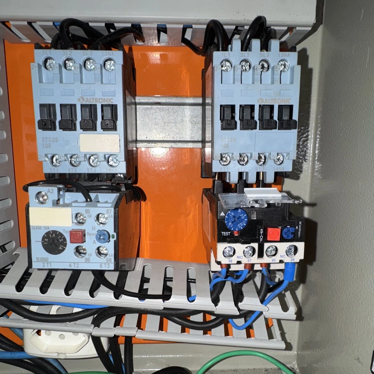 Painel elétrico com contatores e relés.