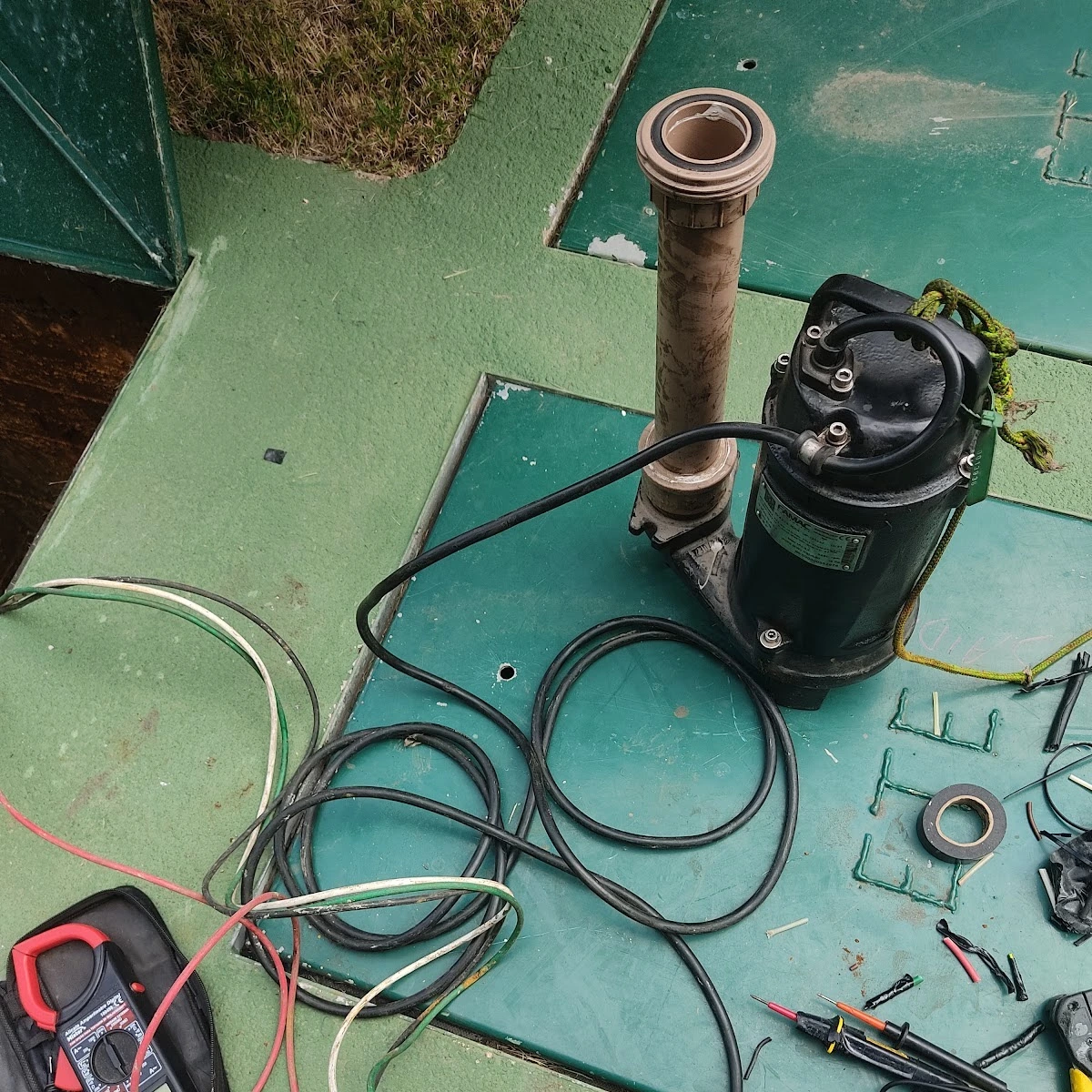 Motobomba e cabeamento em manutenção.